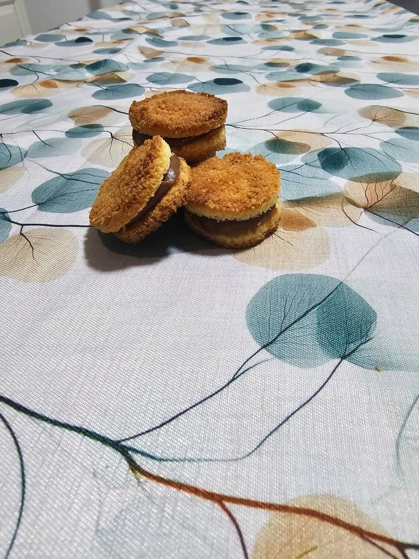 Alfajores de coco vistos de costado, se aprecia el relleno
