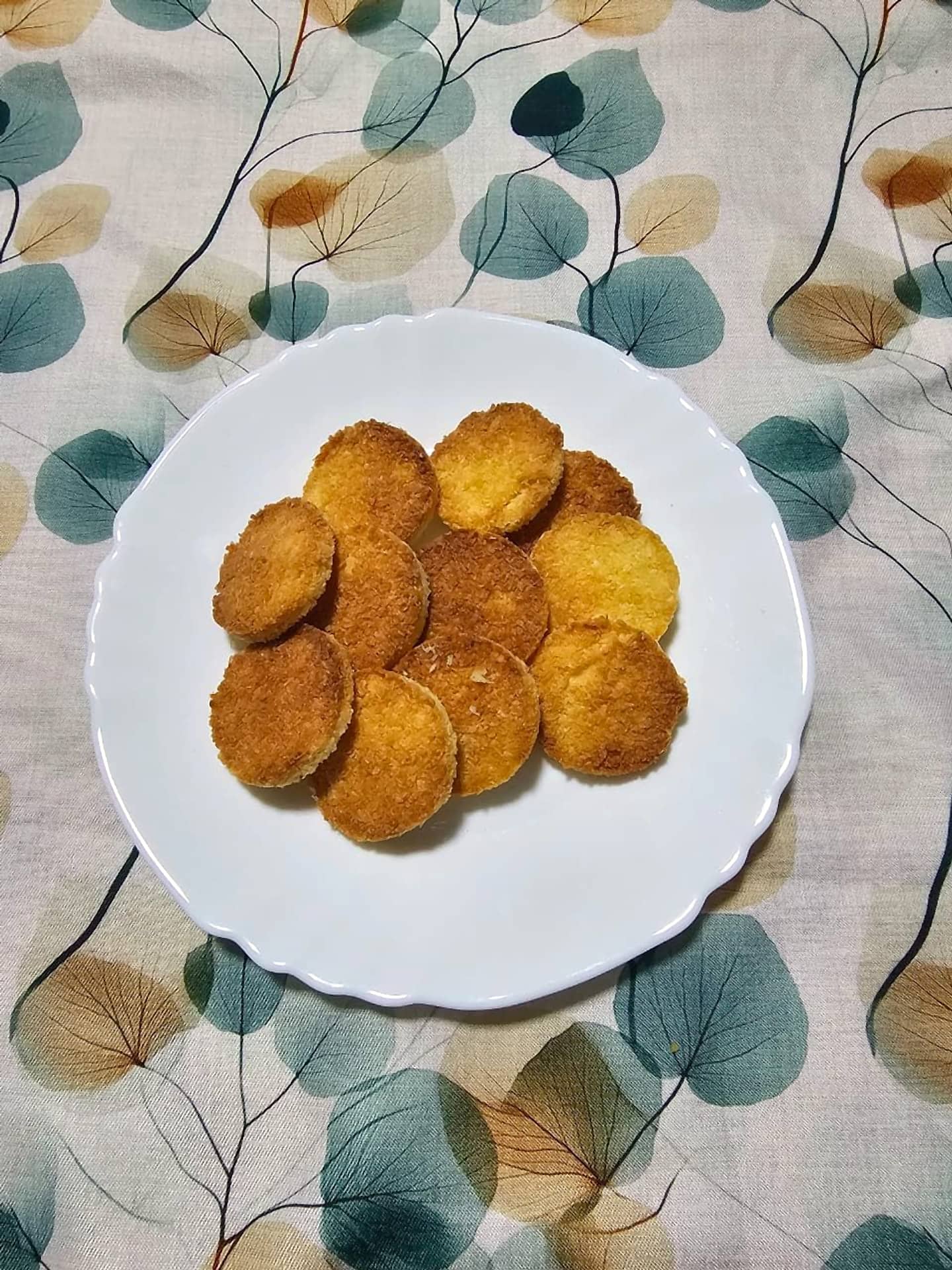 Plato con galletitas de coco recién horneadas, vista desde arriba